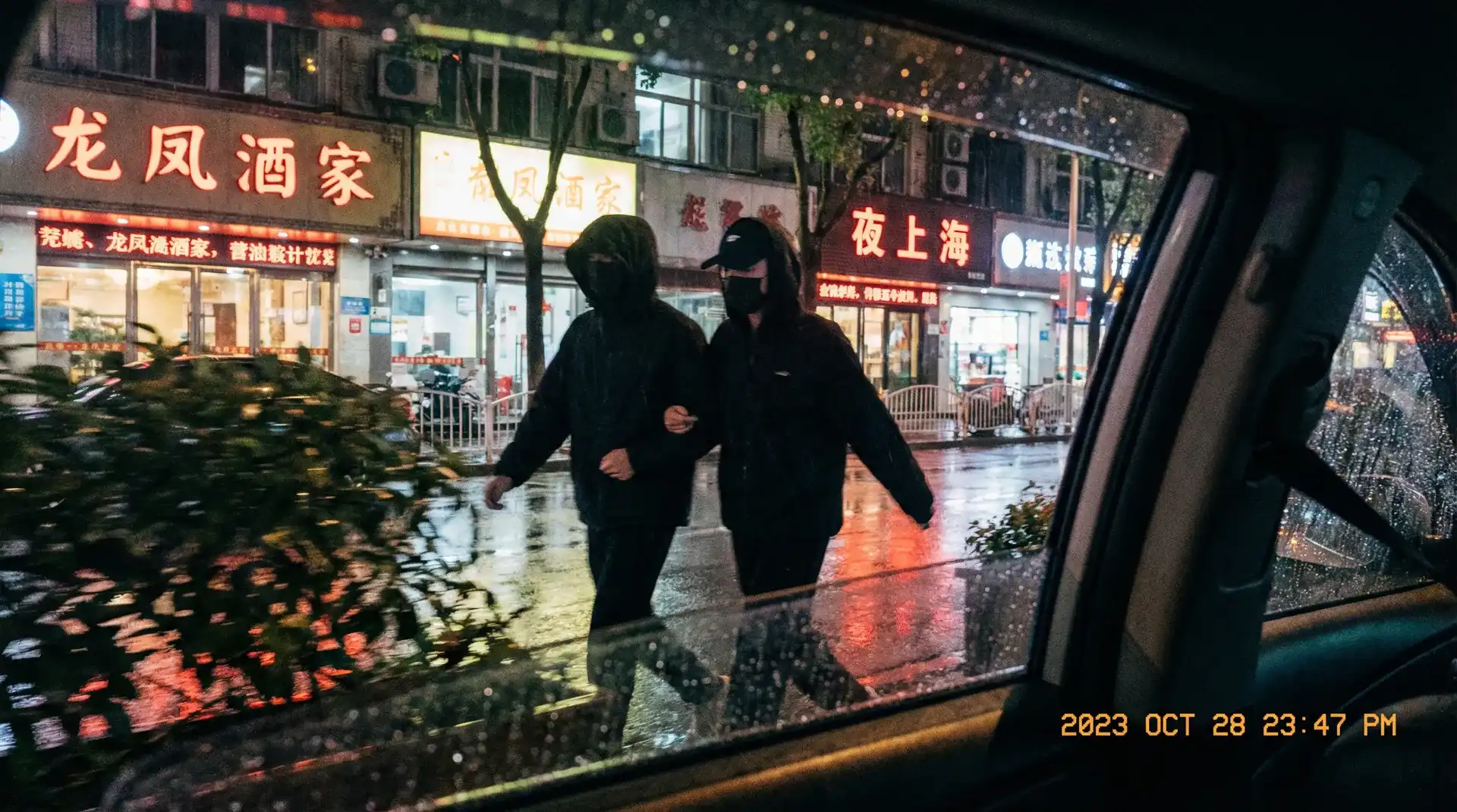 小霜的高中成长日记最新更新 - 顶流明星深夜密会现场抓拍照片